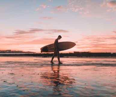 Ein Surfer auf Zypern