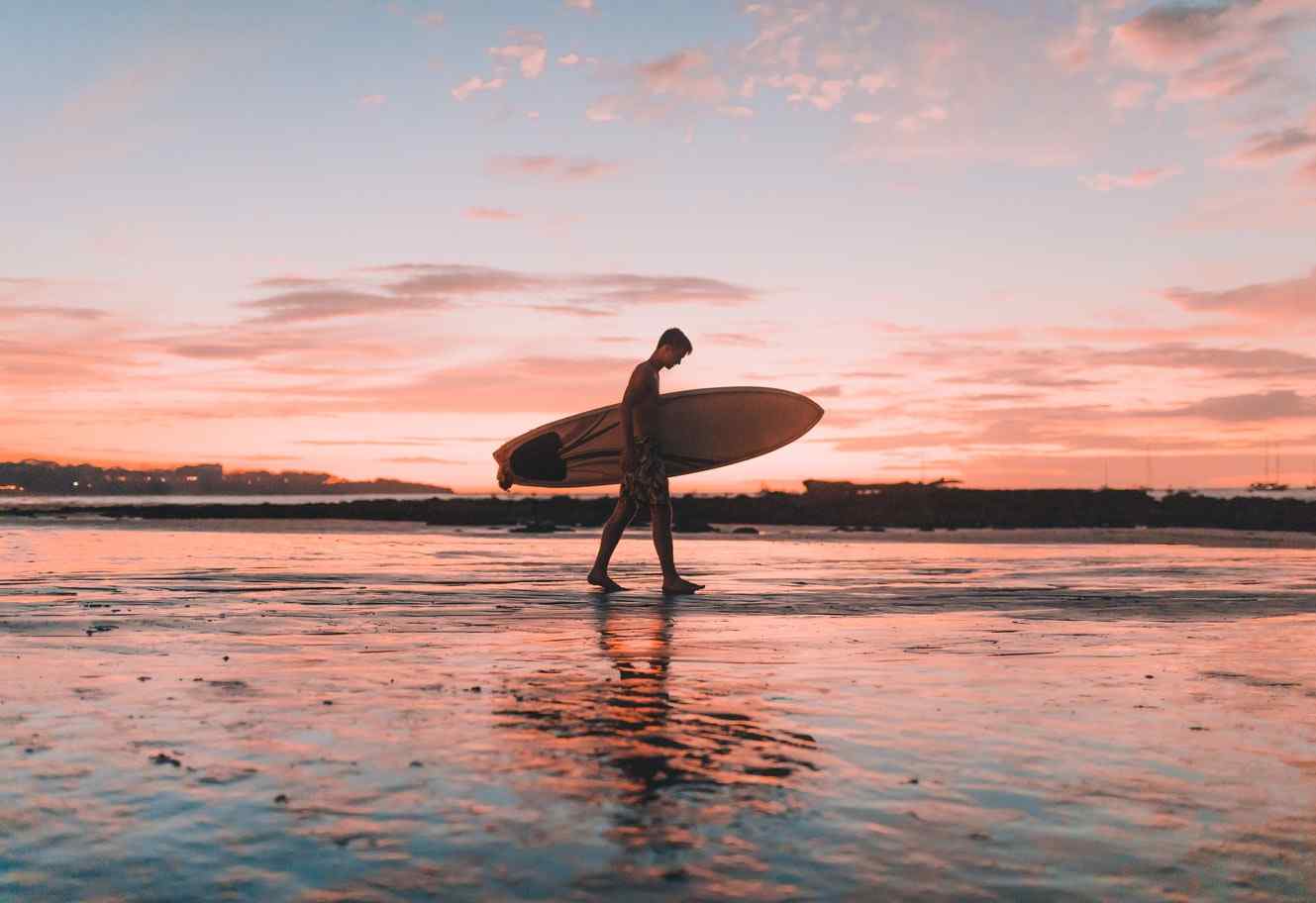 Ein Surfer auf Zypern